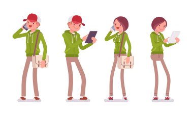 Genç bir adam, kapüşonlu bir kadın elinde akıllı telefon, tablet