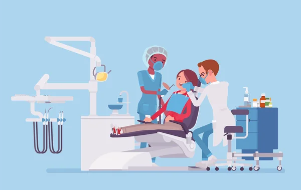 Dentista masculino no trabalho na clínica —  Vetores de Stock