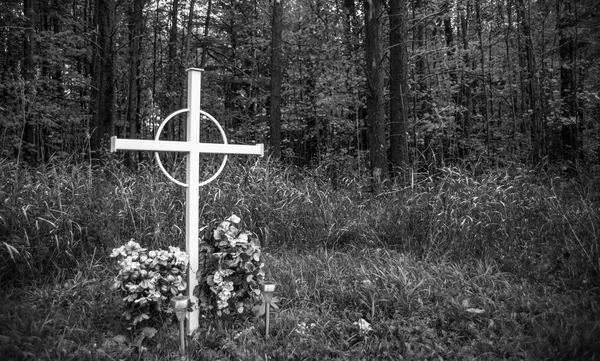 Marcador de tumba de persona desconocida en un bosque caducifolio . —  Fotos de Stock