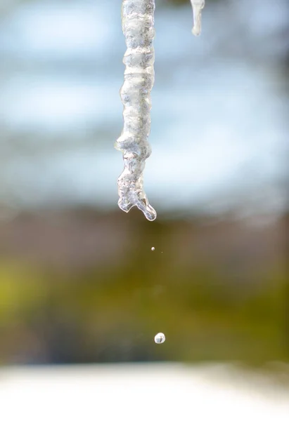 Abstracte ijspegels sparkle, langzaam smelten in milde winterzon. — Stockfoto