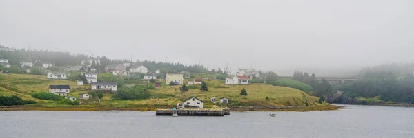 Вид на шоссе небольшого городка в прибрежном Ньюфаундленде, Канада — стоковое фото