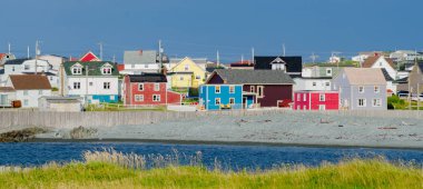 Küçük bir kasaba Newfoundland. Çok renkli çizgi sokakları köylerde newfoundland arasında evler.,