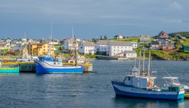 Bona Vista, Newfoundland balıkçı köyü. Tekneler gün, parlak güneş ışığında sakin sahil su için - içinde bağlı.