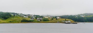 Küçük bir kasaba olan kıyı Newfoundland, Canada görünümünü Otoban 
