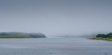 İki balıkçı bir giriş sahilinde Newfoundland siste.
