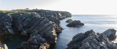 Newfoundland, Canada Cape Bona Vista sahili. Deniz feneri istasyonu cape ufukta devam sonuna üstüne.  