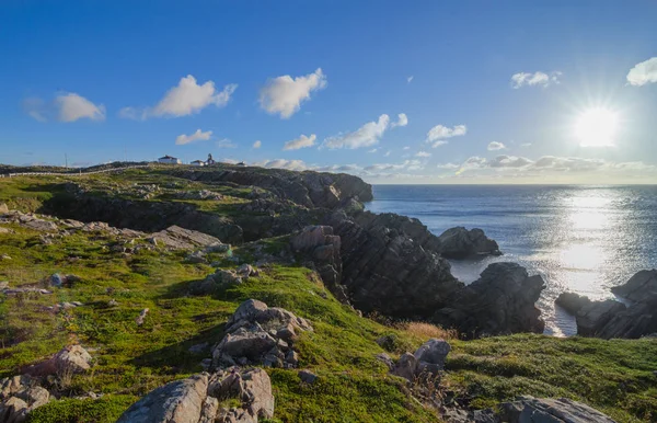 Cape Bona Vista kustlijn in Newfoundland, Canada. Vuurtoren station bovenop het einde van de Kaap vooruit op de horizon. — Stockfoto