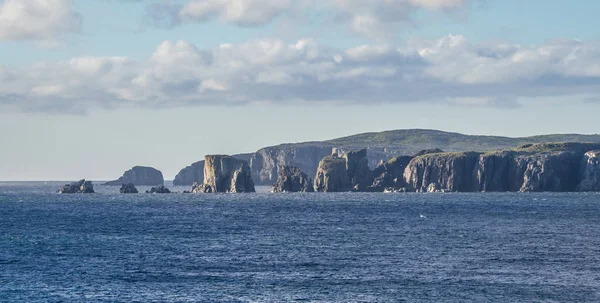 Вид на кабель Джон Cove, як видно з мису на Vista Бона Ньюфаундленді, Канада. Підносяться острів колони з граніту рок на відстані. — стокове фото