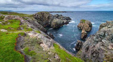 Büyük taş ve kaya mostraları Newfoundland, Canada Cape Bonavista Sahili boyunca.  