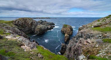 Büyük taş ve kaya mostraları Newfoundland, Canada Cape Bonavista Sahili boyunca.  