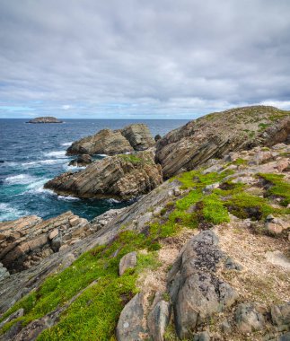 Büyük taş ve kaya mostraları Newfoundland, Canada Cape Bonavista Sahili boyunca.  