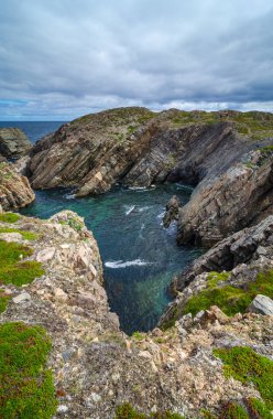 Büyük taş ve kaya mostraları Newfoundland, Canada Cape Bonavista Sahili boyunca.  