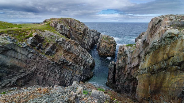 Grandes rocas y afloramientos de rocas a lo largo de la costa del Cabo Bonavista en Terranova, Canadá . —  Fotos de Stock