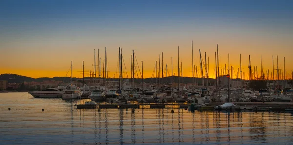 Μαγευτικό ηλιοβασίλεμα χρώμα στο λιμάνι της Μαρίνας. Τέλος του μια ζεστή ηλιόλουστη μέρα στο St Αντόνιο Ντε Πορτμανύ, Ίμπιζα, Ισπανία. — Φωτογραφία Αρχείου