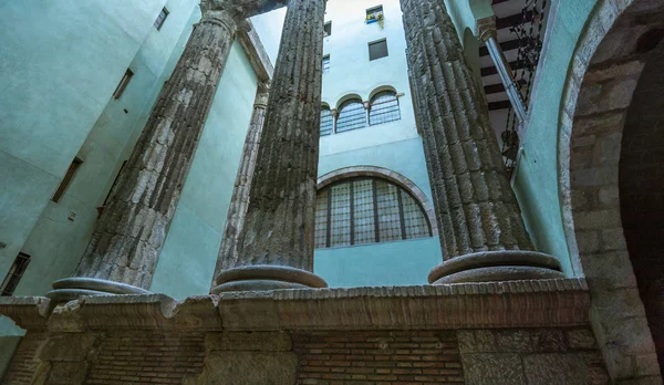 Sloupy chrámu římského císaře Augusta v gotické čtvrti, Barcelona, Španělsko. — Stock fotografie