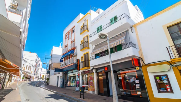 Cartão postal de Ibiza. Brilhante ensolarado brilhante ruas de St Antoni de Portmany Baleares, Espanha . — Fotografia de Stock