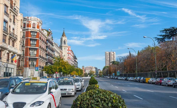 Postais de Espanha. Táxis no trânsito aguardam a luz na rua Alica em Madrid, Espanha . — Fotografia de Stock