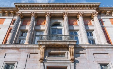 Ayrıntılar Korinth sütunlarla bina Avrupa mimari.