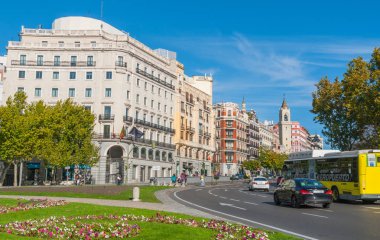 İspanya'dan kartpostal. Turistler ve vatandaşların hem şehir Madrid, İspanya. 