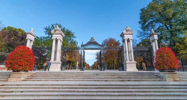 Vstupní brány do madridského parku Retiro v Madridu, Španělsko. — Stock fotografie
