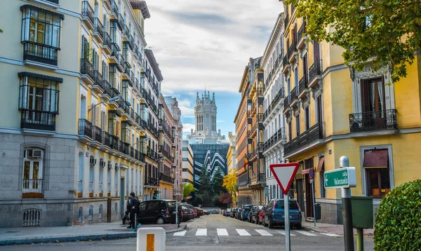 As pessoas atravessam a rua, na cidade de Madrid, Espanha . — Fotografia de Stock