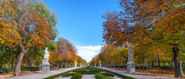 Bahçeleri ve mavi gökyüzü bir sonbahar gününde yeşil alan Retiro Park, Madrid, İspanya.