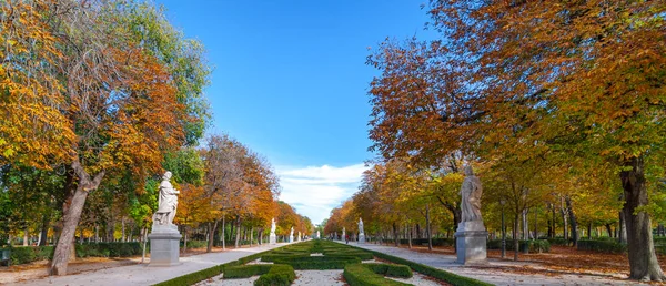 Zahrady a zeleň do Retiro Park Madrid, Španělsko na modrou oblohou podzimní den. — Stock fotografie
