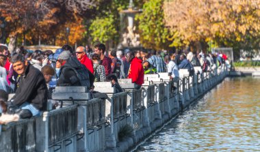 İnsanlara güzel bir sonbahar gününde Park, Madrid Madrid, İspanya.