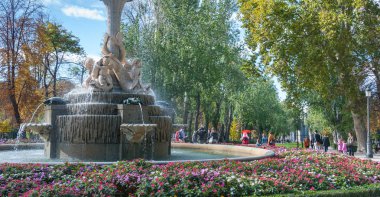 Güzel sonbahar günü Madrid Park Madrid, İspanya.