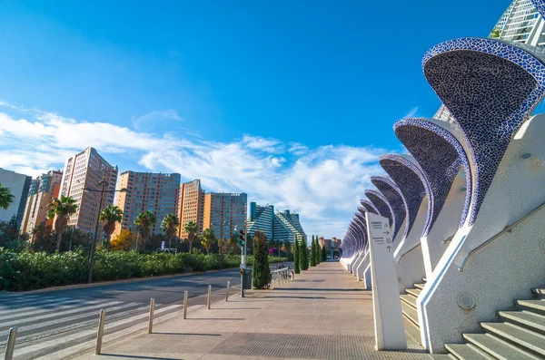 Acera vacía a lo largo de una avenida de la ciudad de Valencia. Elaborar sombreros azules sobre escaleras que conducen al Centro de Artes . — Foto de Stock