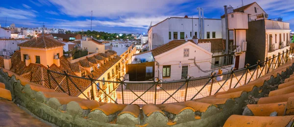 Longa exposição - Telhados de Madrid à noite. Pequeno terraço jardim em frente a um pátio dividido, quatro andares acima da rua. Espaços de vida ao ar livre em telhados . — Fotografia de Stock