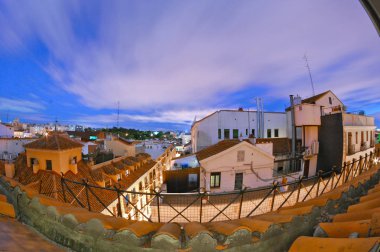 Uzun pozlama - Madrid rooftops akşam. Küçük bahçe terası bölünmüş bir veranda, dört kat yukarıda sokağın karşısında. Açık yaşam alanları rooftops. 