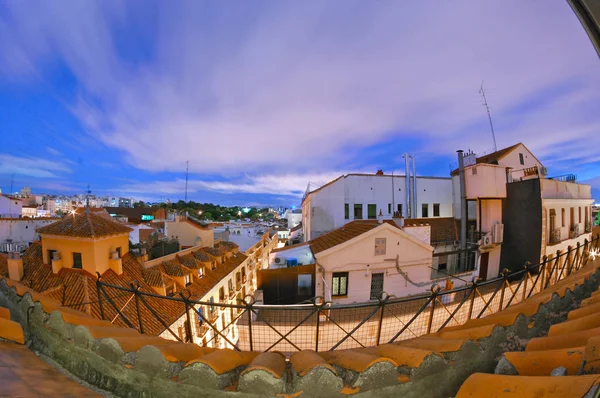 Longa exposição - Telhados de Madrid à noite. Pequeno terraço jardim em frente a um pátio dividido, quatro andares acima da rua. Espaços de vida ao ar livre em telhados . — Fotografia de Stock