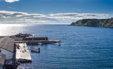 Cliffside dockhouse içinde Twillingate, Newfoundland, tekneler.