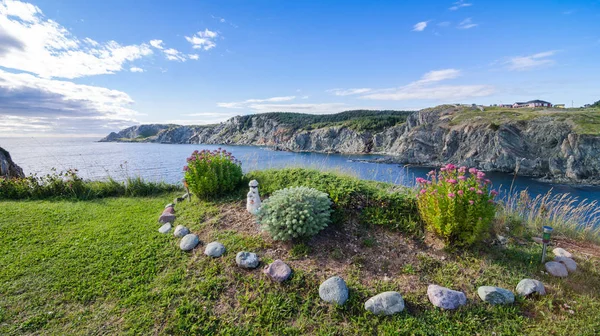 Jardín junto al mar en Twillingate, Terranova . — Foto de Stock