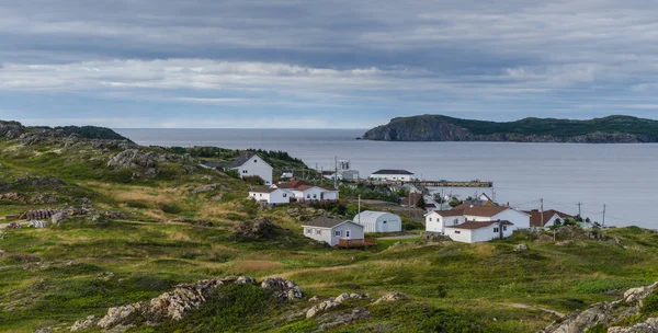 Small village community in Newfoundland.  Houses nestled amongst rocky landscape in Twillingate Newfoundland, Canada. — Stock Photo, Image