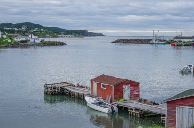 Küçük köy ve Twillingate, Newfoundland topluluğu bir dock üzerindeki küçük kırmızı kulübe. 