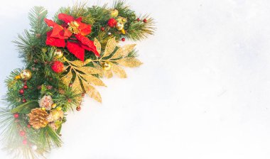 Noel tatil faux Atatürk çiçeği çam çelenk ile beyaz boşaltmak.
