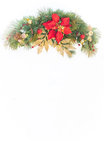 Christmas wakacje faux poinsettia sosna wieniec z białe tło. — Zdjęcie stockowe