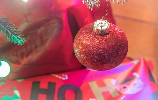 Vakantieseizoen, kerstboom decoraties gloed onder heldere en levendige, kleurrijke lampjes op een klein faux indoor boom. — Stockfoto