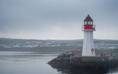Kırmızı ve beyaz sessiz Grand Bankası, Newfoundland deniz feneri. Yaz sabahı Atlantik kıyı bulutlu.