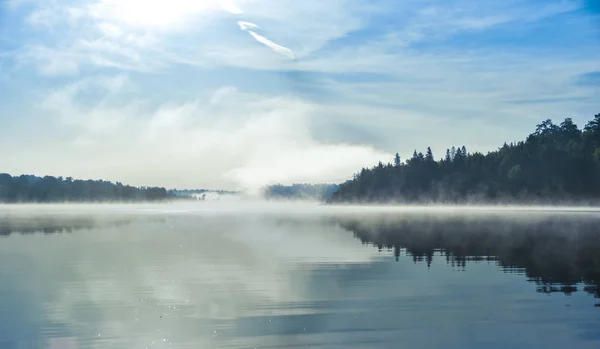 Летнее утро туман поднимается из озера в прохладный воздух . — стоковое фото