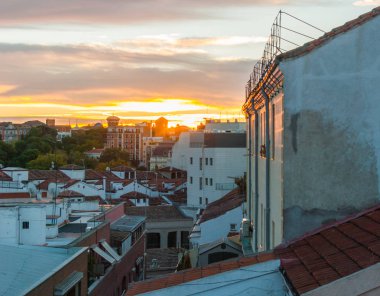 Dramatik renk günbatımı rooftops Madrid. Parlayan ateşli turuncu Madrid gökyüzü ve gün batımında çatıları.
