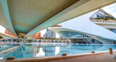Opera House at Palau de les Arts Reina Sofia açık daha düşük düzey salon insanlar katılmak.