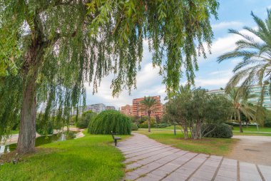 Valencia cityscape yakındaki parktan görüldüğü gibi. Şehir sanat ve Bilimler merkezi yanındaki parkta boş kaldırımlar.