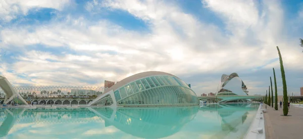 El Hemisférico en la Ciudad de las Artes y las Ciencias de Valencia - a la espera de las llegadas . — Foto de Stock