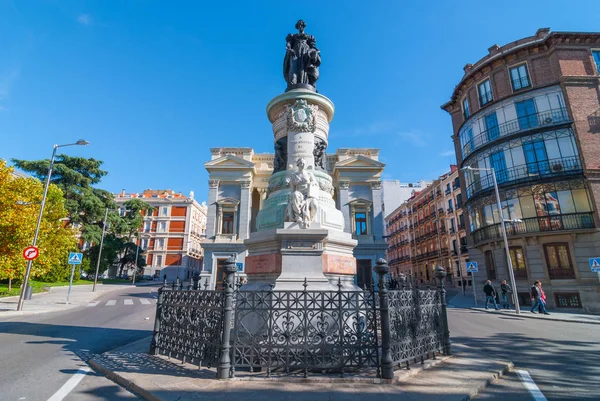 日当たりの良い暖かな日。スペイン、マドリッドの Borbon のマリア ・ クリスティーナの像。歩道を歩いている人. — ストック写真