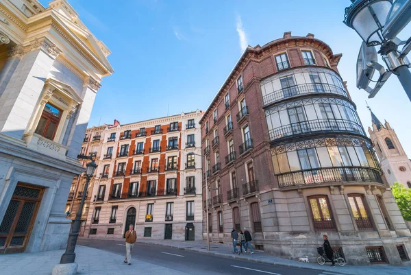 Museu do Prado de estilo romano Cason Del Buen Retiro ao lado de estilo europeu mais antigo em geral, arquitetura, apartamentos e condomínios na cidade, Madrid . — Fotografia de Stock