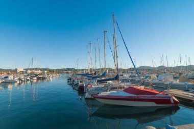 Benim tekne bir boya iş - Ibiza güneş geç öğleden sonra Marina Bay teknelerin ihtiyacı.