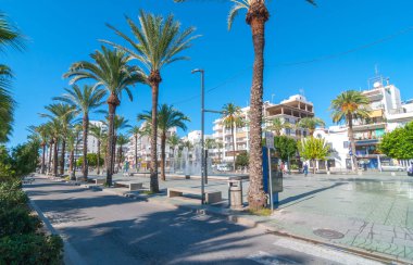 Sant Antoni De Portmany, Ibiza sabah. Şehir Park güneşli gökyüzü altında.